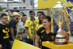 Los hinchas del Real España no han dejado pasar la oportunidad hasta de besar la copa número 12.