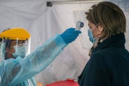 España registró este domingo 394 fallecidos en 24 horas por el coronavirus que pone en aprietos al sistema sanitario.