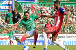 Henry Figueroa fue expulsado por Óscar Moncada luego de esta jugada descalificadora contra Elvin Casildo.