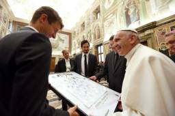Thomas Müller, como uno de los líderes de la selección alemana, le entrega una camiseta firmada por toda la plantilla al Papa.