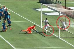 ¡No se puede entender! Futbolista evita el gol de su compañero al despejar desde la mera línea: ‘‘¿Qué acabamos de presenciar?’’