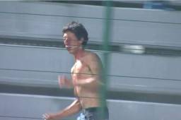 El joven buscó refugio en la policía y fue recibido de la misma manera.