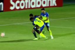 La polémica jugada del partido entre Motagua y Potros de Olancho.