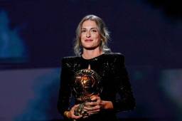 La española Alexia Putellas hace historia y levanta por segundo año consecutivo el Balón de Oro