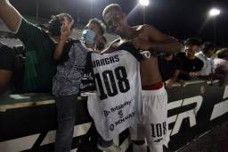 Jeancarlo Vargas viste el número 108 en su club. Aquí posando con aficionados después de uno de los encuentros de los Cafetaleros.