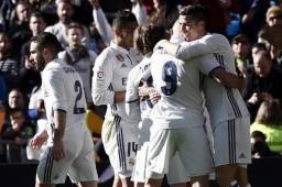 Los jugadores del Real Madrid felicitando a Cristiano Ronaldo después de anotar su tanto.