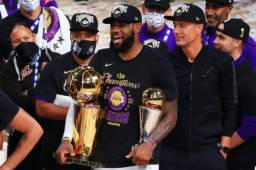 LeBron James se convierte en el primer jugador en la historia en ser nombrado como el MVP de las Finales de NBA con tres franquicias distantas. 'El Rey' lo ha conseguido con Heat (2), Cavaliers y Lakers.