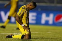 Rony Martínez lamentando el claro gol que falló. Foto Marvin Salgado.