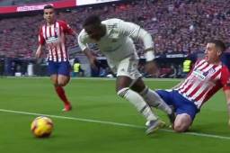 Vinícius recibió falta al borde del área y el VAR lo consideró como penal.