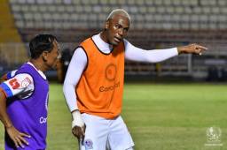 El volante Deybi Flores hablando con Javier Portillo en uno de los entrenamientos del Olimpia antes de medirse al Marathón. Fotos cortesía Olimpia