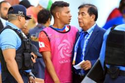 Bryan Moya se fue expulsado cuando calentaba por lanzarle un pelotazo al médico del Juticalpa en el juego del domingo en Olancho. Foto Ronald Aceituno