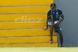 En su segundo día con la Selección de Honduras, Alberth Elis volvió a ser un espectador. Un problema en la espalda le ha impedido trabajar de nuevo. Foto Neptalí Romero