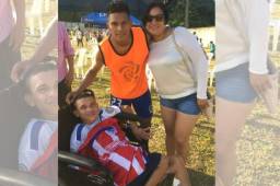 Bonito Gesto el de Bryan Moya con Anuvis Orellana en Roatán.