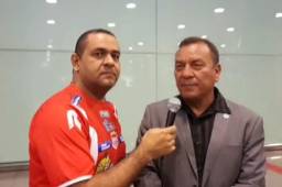 Carlos Tábora a su llegada a Barcelona dando entrevista a Radio catracha de Girona.