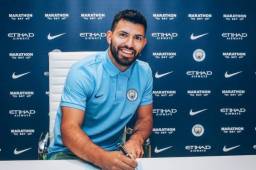 Agüero firmando su nuevo contrato que lo compromete con el City hasta el 2021.