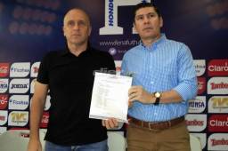 Fabián Coito y Arnold Cruz posando para los medios con la lista de convocados para el primer microciclo de la Sub-23 de Honduras. Foto Ronald Aceituno