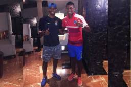 Jerry Bengtson posó al lado de Carlo Costly.