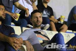 Mauricio Pacini presenciando a sus dos ex equipos en Liga Nacional