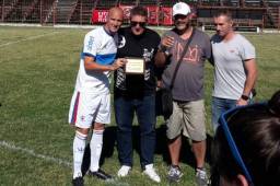 El Central Español le entregó un reconocimiento al volante Julio 'Palomo' Rodríguez quien puso fin a su carrera. En Honduras se le recuerda por su talento y garra. Foto Cortesía