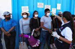 Perú prohibió que mujeres y hombres salgan juntos a la calle para evitar la propagación del coronavirus. Foto AFP