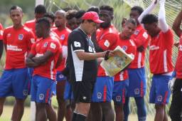 El entrenador del Olimpia, Nahún Espinoza, leyendo diario DIEZ durante el entrenamiento del cuadro blanco ayer martes. Foto Juan Salgado