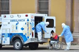 Miembros de las autoridades de salud atienden a una paciente de coronavirus en la capital de la República. Fotos AFP