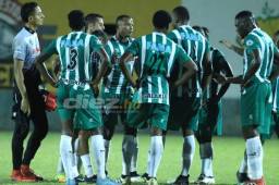 Ovidio Lanza dando instrucciones a sus compañeros durante el partido contra Olimpia.
