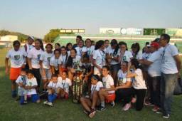 El equipo universitario femenino levantó la Copa de Campeón.