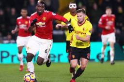 Paul Pogba pelea el balón con Tom Cleverley en un partido muy disputado. Foto EFE