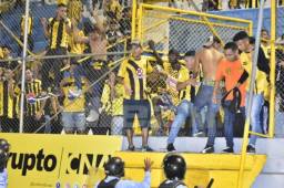 Momentos cuando aficionados de la Megabarra rompieron uno de los portones del Morazán para ingresar a la cancha en el partido contra Olimpia.