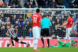 Matt Ritchie celebrando su tanto luego de anotarle al Manchester United.