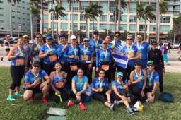 Los corredores hondureños recibieron su medalla por participar en la Maratón de Miami que fue ganada por un atleta keniano.
