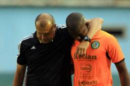 El entrenador Wilmer Cruz salió con la cabeza abajo de la tristeza, abrazado con el portero Yul Arzú al no lograr clasificar a la liguilla al Juticalpa. Foto Ronal Aceituno