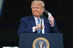 El presidente de Estados Unidos, Donald Trump, en una de sus recientes apariciones quitándose la mascarilla tras superar el coronavirus. Fotos AFP