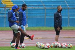 Los jugadores de la Selección de Honduras realizaron el entrenamiento en el estadio Olímpico bajo una llovizna incesante.