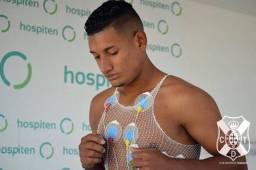 El volante hondureño Bryan Acosta arribó ayer jueves a la isla y hoy superó los exámenes médicos del Tenerife. Foto @CDTOficial