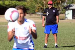 Manuel Keosseián sigue esperando la incorporación de un volante extranjero. Foto Ronald Aceituno