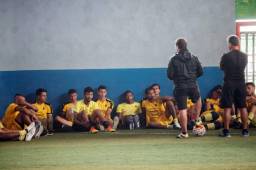 El técnico Mauro Reyes hablando con los jugadores del Real España previo al entreno de este jueves. La realeza tiene dos dudas de cara a la vuelta de repechaje. Foto Neptalí Romero