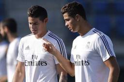 Cristiano Ronaldo aconsejando a James Rodríguez en un entramiento.