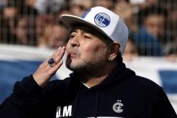 Diego Maradona dirige al Gimnasio y Esgrima de La Plata de Argentina, pero no olvida a su Napoles.