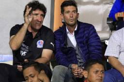 Diego Martínez mientras charlaba con el entrenador argentino Héctor Vargas en el estadio Nacional. Foto Juan Salgado.