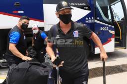 El entrenador del Olimpia Pedro Antonio Troglio cuando partía con el Olimpia este viernes desde San Pedro Sula. Fotos DIEZ | Melvin Cubas