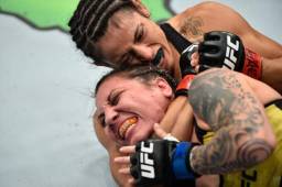 La peleadora de origen hondureño Mara Romero al momento de vencer por sumisión a Kalindra Faría. Foto cortesía UFC.