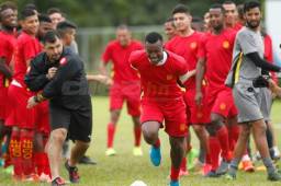 Los jugadores del Real España le festejaron el cumpleaños a Darixon Vuelto con el famoso pasillo y 'las avispas'. Fotos Neptalí Romero