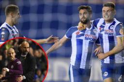 Will Grigg felitado por su compañeros tras anotar el único tanto que eliminó al City.