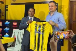 Elías Burbara, presidente del Real España, presentando a José Valladares como el director de fuerzas básicas del club. Fotos Jenny Fernández