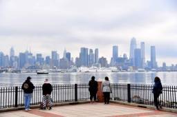 Nueva York es la ciudad más golpeada por el coronavirus en Estados Unidos. Buque hospital militar llega a 'La Gran Manzana' para ayudar en la pandemia.