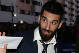 El turco de 32 años está dando de más de que hablar sobre su vida privada que de su carrera profesional como futbolista.