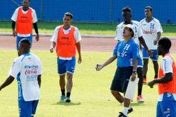 El entrenador apenas brindó 10 minutos a la prensa y mandó a sacarlos de forma abrupta con sus ayudantes.