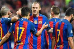 Mathieu celebrando con sus ex compañeros del Barcelona.